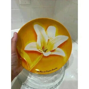 Givenchy Parfums Collector Plate Yellow & White Lily Flower 8 1/2" Across Floral